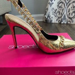 Gold chain embellished pumps